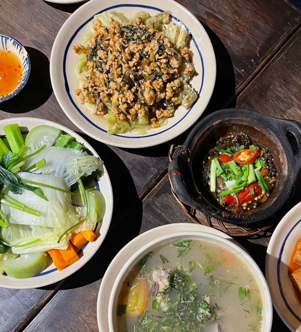 Mâm cơm gia đình Việt với rau luộc, canh rau, cà tím xào